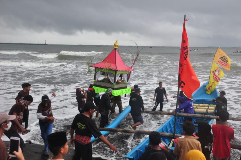 Kelompok Nelayan melarung jolen di Pantai Teluk Penyu dalam Festival Nelayan Cilacap 2022.