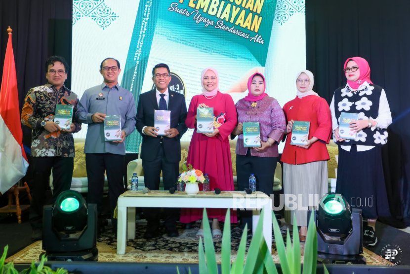 Kelompok Notaris Pendengar, Pembaca dan Pemikir (Kelompencapir) meluncurkan sebuah buku dengan judul Penerapan Prinsip Syariah Pada Perjanjian Pembiayaan: Suatu Upaya Dalam Standarisasi Akta di Jakarta, Selasa (18/2/2025).