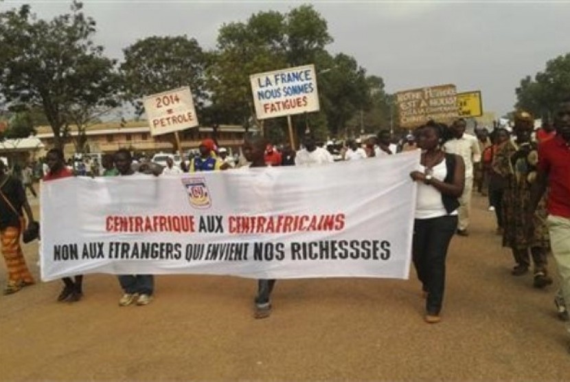 Kelompok organisasi rakyat adi Republik Afrika Tengah berunjuk rasa di Bangui, meminta Prancis mengatasi pemberontakan di sana.