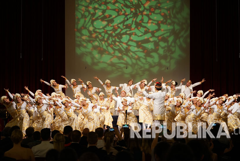 Kelompok paduan suara anak The Resonanz Children’s Choir (TRCC) pimpinan Avip Priatna berhasil dinobatkan sebagai pemenang European Grand Prix (EGP) for Choral Singing.