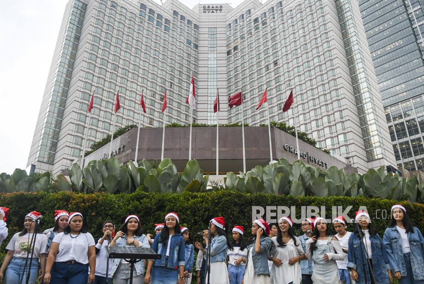 Kelompok paduan suara lagu natal atau Christmas Carol tampil dalam perayaan Hari Natal secara terbuka di Jalur pedestrian kawasan Bunderan Hotel Indonesia, Jakarta, Rabu (18/12/2019).