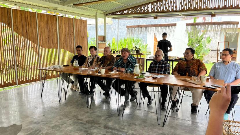  Kelompok Peduli Pendidikan Kedokteran Nusantara (KP2KN) resmi melayangkan somasi kepada Kementerian Kesehatan Republik Indonesia (Kemenkes) terkait keputusan yang diambil mengenai penyelenggaraan pemilihan ketua Kolegium Kesehatan Indonesia. Somasi ini merujuk pada keputusan Kemenkes yang tertuang dalam surat bernomor KP.01.02/A/5105/2024, yang ditandatangani oleh Sekretaris Jenderal Kemenkes atas nama Menteri Kesehatan pada tanggal 23 September 2024. 