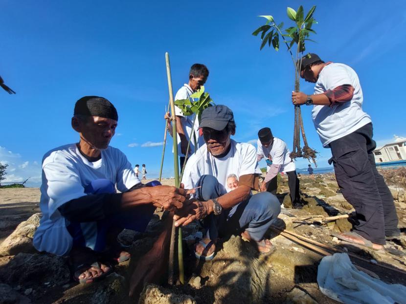 Kelompok pelaut dan warga Pesawaran menanam hutan mangrove di Desa Sukajaya Lempasing, Kecamatan Padang Cermin, Kabupaten Pesawaran, Lampung, Rabu (12/4/2023).. 