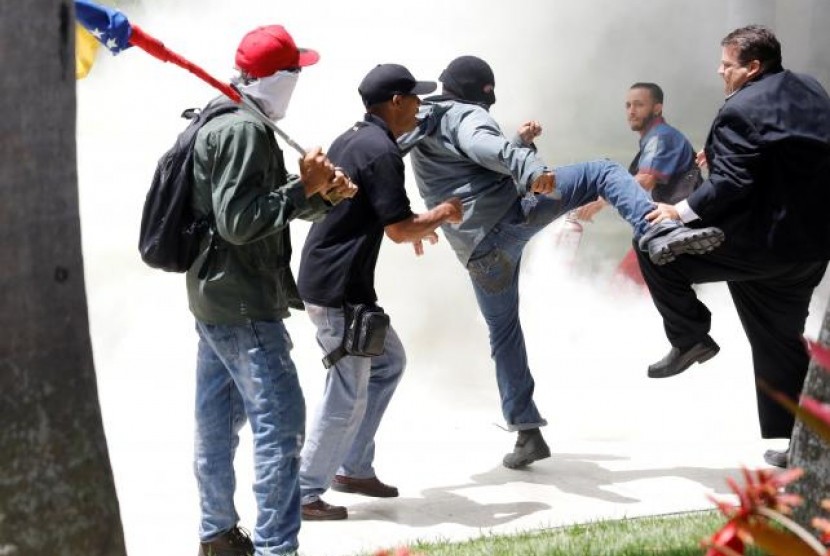 Kelompok pendukung pemerintah memukuli anggota parlemen oposisi Venezuela di Caracas, Venezuela, 5 Juli 2017.