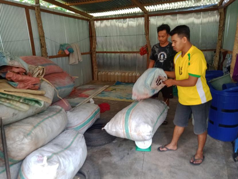 Kelompok petani binaan Badan Amil Zakat Nasional (BAZNAS) mengembangkan pengolahan produk turunan kelapa, dan berhasil menjual 1.821 kilogram arang, dengan harga jual Rp4.500/kg.