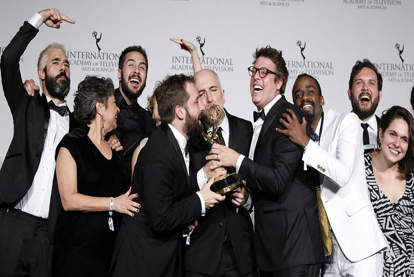 Kelompok Porta Dos Fundos ketika menerima penghargaan Emmy untuk acara komedi terbaik. Markas Porta Dos Fundos dilempar bom molotov karena menyiarkan acara yang menggambarkan Yesus sebagai Gay
