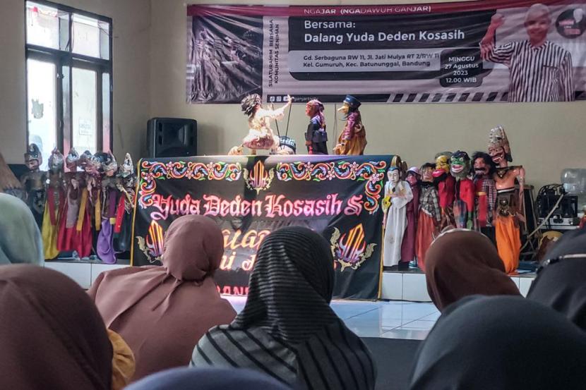 Kelompok relawan dari alumni muda UPI, ITB, dan UNPAD yang tergabung dalam Ganjar Creativity (Ganjartivity) melakukan kegiatan pagelaran wayang golek, di Gedung Serbaguna RW11, Kelurahan Gumuruh, Kecamatan Batununggal, Bandung, Jawa Barat. 