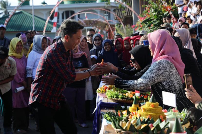 Kelompok relawan GMP ikut memeriahkan kegiatan Kampung Kreatif bagi masyarakat di Dusun Ciarog, Desa Kersamanah, Kecamatan Kersamanah, Kabupaten Garut, Jawa Barat.
