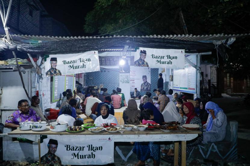 Kelompok relawan Gus-Gus Nusantara (GGN) Jawa Timur membantu masyarakat dengan bazaar ikan murah.