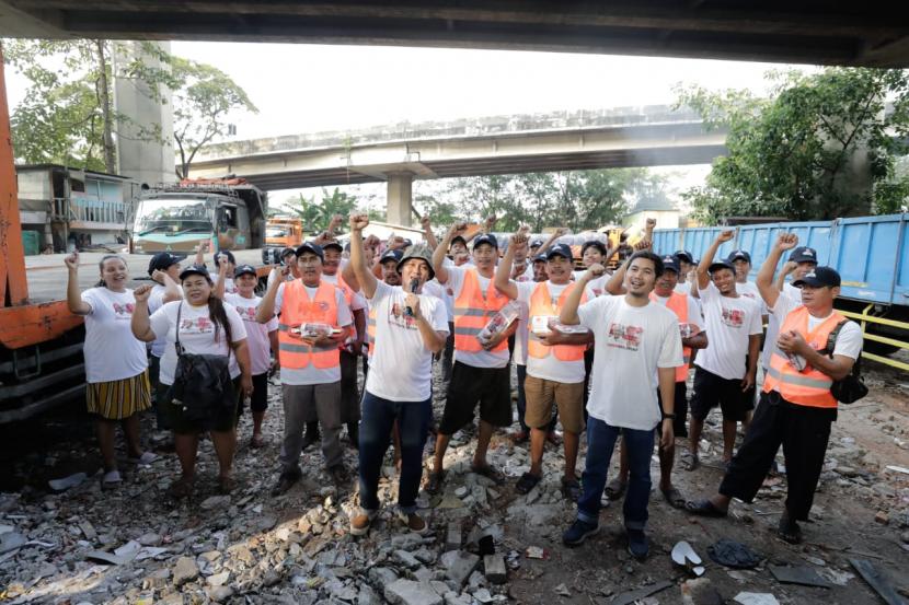 Kelompok relawan Komunitas Sopir Truk (KST) DKI Jakarta bersilaturahmi dengan para pengendara yang ada di kawasan pergudangan Muara Karang, Jakarta Utara.