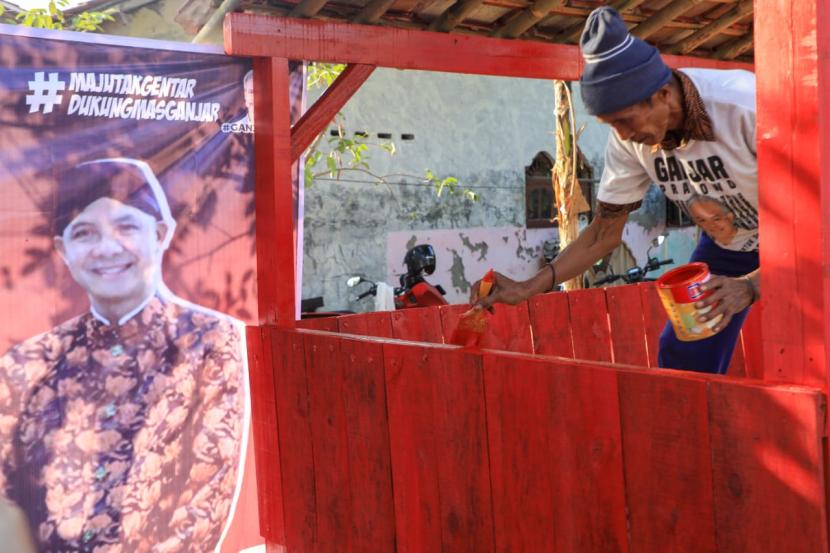 Kelompok relawan Pergerakan Generasi Alumni Muda dan Akademisi dari Undip, Unnes, dan UNS (Pena Mas) Dukung Ganjar meresmikan branding desa Ganjar Pranowo berupa posko untuk warga Desa Paketiban, Kecamatan Pangkah, Kabupaten Tegal, Provinsi Jawa Tengah. 