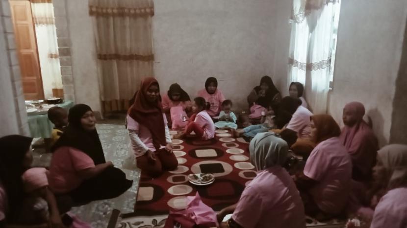 Kelompok relawan Srikandi mengadakan pembuatan makanan ambal buol bareng ibu-ibu yang berada di Desa Bunobogu, Kecamatan Bunobogu, Provinsi Sulawesi Tengah.
