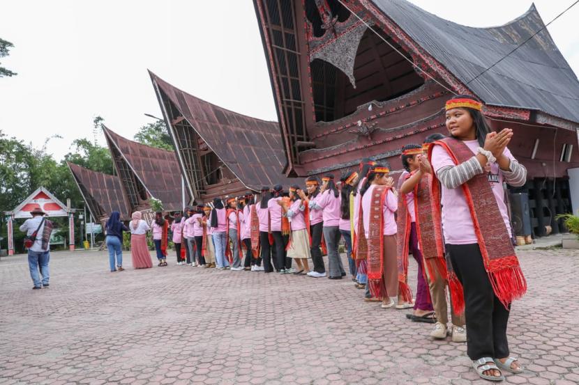 Kelompok relawan Srikandi Sumatra Utara (Sumut) menggelar kegiatan bertajuk Jelajah Sejarah Sigale-Gale dan Menari bersama perempuan milenial Samosir.  Acara itu berlangsung di Desa Tomok, Kecamatan Simanindo, Kabupaten Samosir, Sumatra Utara. 