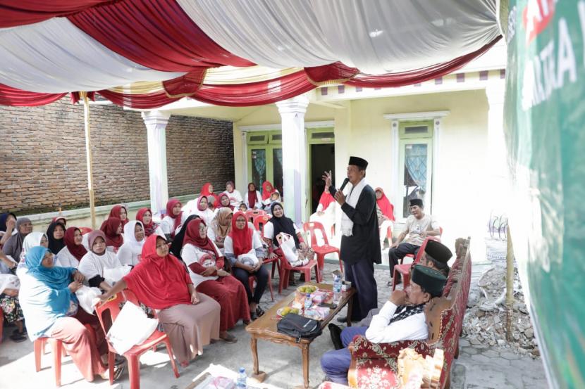 Kelompok relawan Ustaz Sahabat Sumatra Utara (Sumut) memberikan edukasi ke masyarakat Deli Serdang tentang macam-macam najis dan cara mensucikannya. 