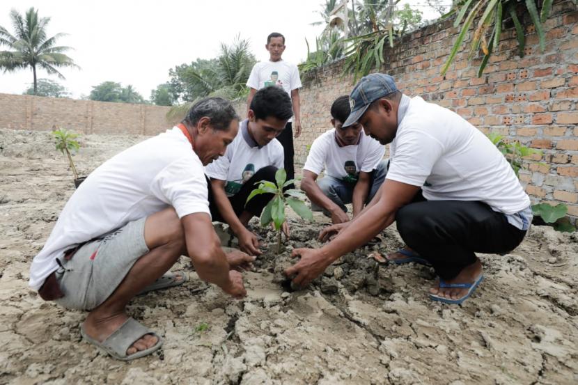 Kelompok relawan Wong Kito Dewe memberikan edukasi kepada warga Kabupaten Ogan Komering Ulu (OKU) Timur, Sumatra Selatan tata cara penanaman bibit alpukat mentega. 