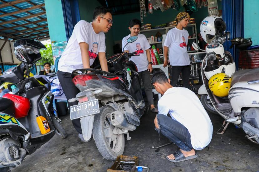 Kelompok relawan yang terdiri dari anak-anak muda Kalimantan Selatan, OMG menyelenggarakan ganti oli gratis bagi para driver ojek online di Kota Banjarmasin, Kalimantan Selatan. 
