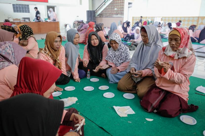 Kelompok relawan yang terdiri dari sejumlah ibu-ibu di Jawa Barat mengajak ratusan warga Desa Mekarsari, Kecamatan Kadipaten, Kabupaten Tasikmalaya, Jawa Barat berlatih membuat dimsum. 