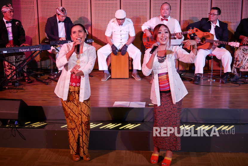 Kelompok seni keroncong bernama Sinten Remen yang tampil bersama Millane Fernandez dalam pertunjukan berjudul Konser Musik Keroncong Indahnya Kebersamaan di Auditorium Galeri Indonesia Kaya.