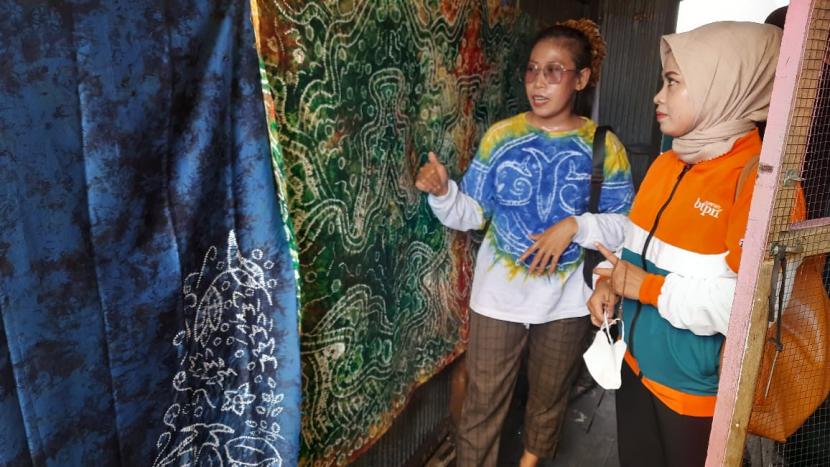 Kelompok Sentra AKT Banjarmasin Utara, Kalimantan Selatan yang dipimpin oleh Siti Aminah merupakan kelompok Sentra Tangguh BTPN Syariah yang sudah berjalan sembilan  tahun. Salah satu nasabah inspiratif anggotanya adalah Sampuna Sari yang memiliki usaha kain sasirangan khas Kalimantan Selatan. 