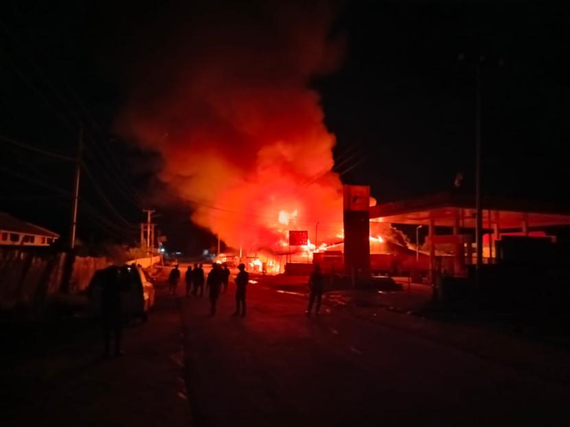 Kelompok separatis di Papua membakar kios-kios pedagang di Distrik Paniai, Kabupaten Paniai, Papua Tengah, Selasa (21/5/2024).