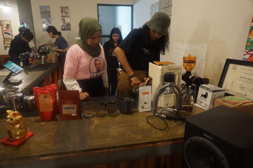 Kelompok Srikandi Jabodetabek menggelar kelas pelatihan barista untuk milenial. Kegiatan ini bekerja sama dengan Cafe Poetra Bangsa di Cibinong Baru, Kabupaten Bogor, Jawa Barat.