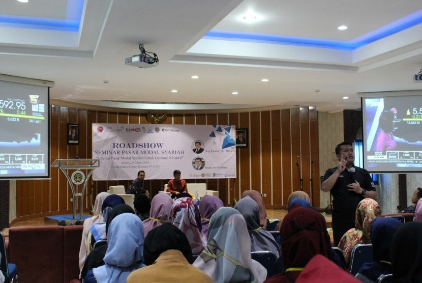 Kelompok Studi Ekonomi Islam Ahmad Dahlan Sharia Economics Forum (ADSEF) Prodi Perbankan Syariah, Fakultas Agama Islam, Universitas Ahmad Dahlan (UAD) bekerja sama dengan FoSSEI dan IDX menggelar seminar pasar modal syariah.  