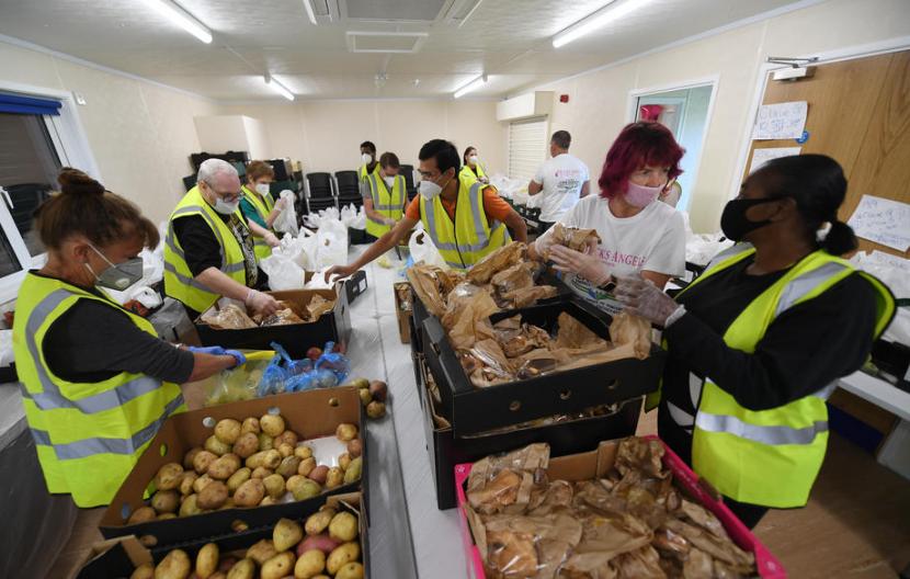  Kelompok sukarelawan Inggris, Bucks Angels C-19 Community Group, mempersiapkan paket bantuan di High Wycombe, Buckinghamshire, Inggris. 