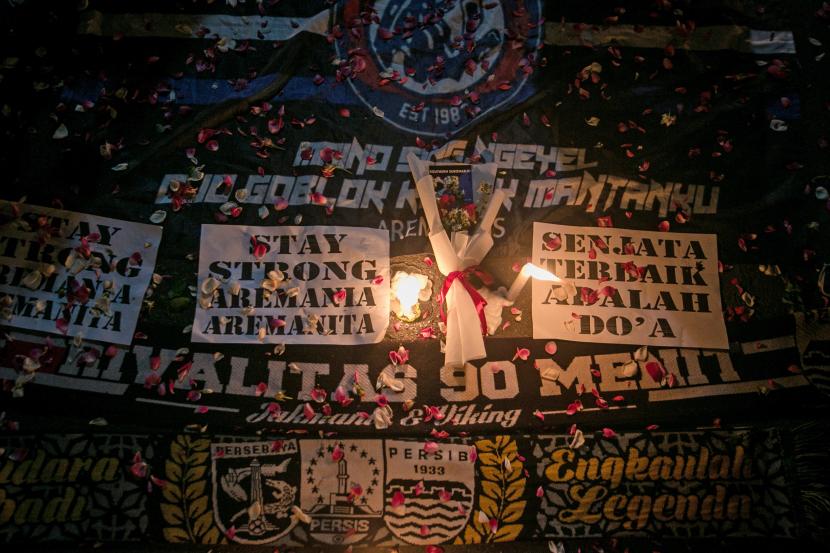Kelompok suporter menyalakan lilin dan melakukan aksi Doa Bersama Solidaritas Untuk Suporter Arema di Sukoharjo, Jawa Tengah, Jumat (7/10/2022). Aksi tersebut sebagai aksi solidaritas antar suporter dan bentuk keprihatinan atas tragedi suporter sepak bola Arema di Stadion Kanjuruhan Malang yang menewaskan 131 korban jiwa. 