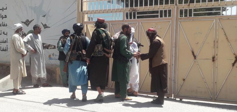 Kelompok Taliban berada di kantor pemerintahan setelah diambil alih di Kota Herat, Afganistan, pada 13 Agustus 2021. Taliban mengklaim sudah menguasai Kandahar dan beberapa kota lainnya.
