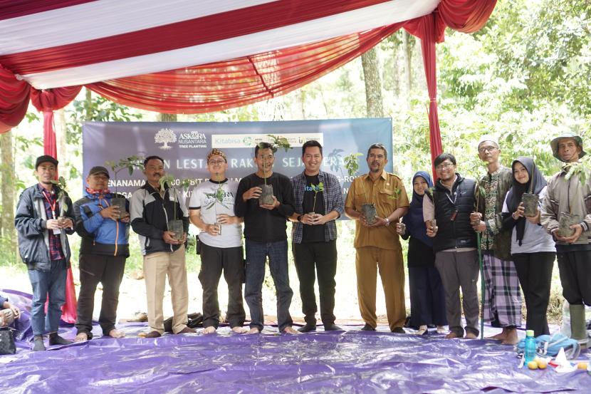 Kelompok Tani Hutan (KTH) di Kecamatan Kertasari, Kabupaten Bandung mendapatkan bantuan bibit pohon