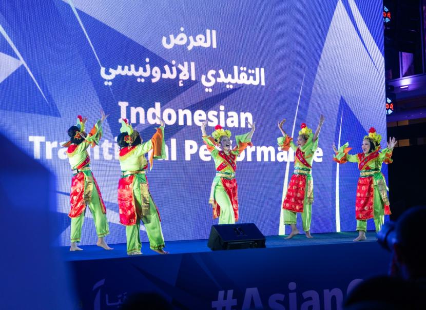 Kelompok tari Indonesia di Qatar, Puspa Qinarya, menampilkan tarian Lenggang Nyai dari Betawi dalam peluncuran maskot Piala Asia Qatar 2024 pada 1 Desember 2023.