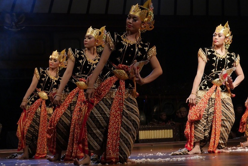 Kelompok tari Tri Ardhika mementaskan 'Bedhaya Minang Kalbu' di ajang 