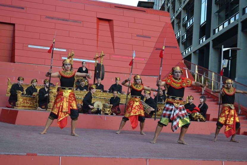 Kelompok tari Widya Luvtari tampil diiringi oleh kelompok Gamelan DanAnda di Southbank, Jumat (15/4).