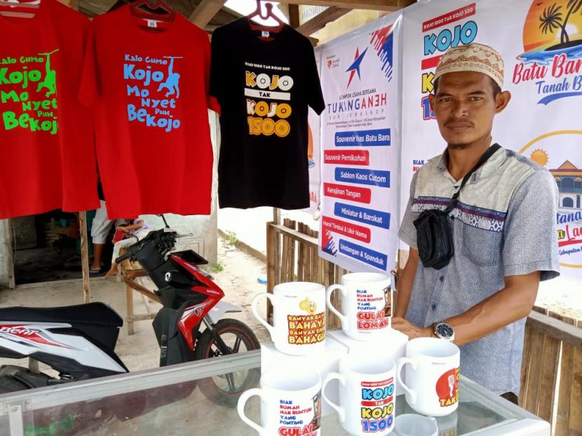 Kelompok Usaha Tukang Aneh binaan Rumah Zakat mengadakan Soft Launching Kedai Souvenir Tukang Aneh yang terletak di Jalan Perintis Kemerdekaan Desa Indrayaman.(Rumah Zakat)