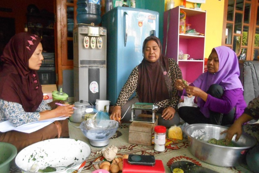 Kelompok Wanita Tani (KWT) Jelita yang merupakan binaan Rumah Zakat di Desa Jogotirto Kecamatan Berbah, Kabupaten Sleman, sukses mengolah tanaman di pekarangan rumahnya menjadi produk makanan dan minuman yang bernilai ekonomi tinggi.