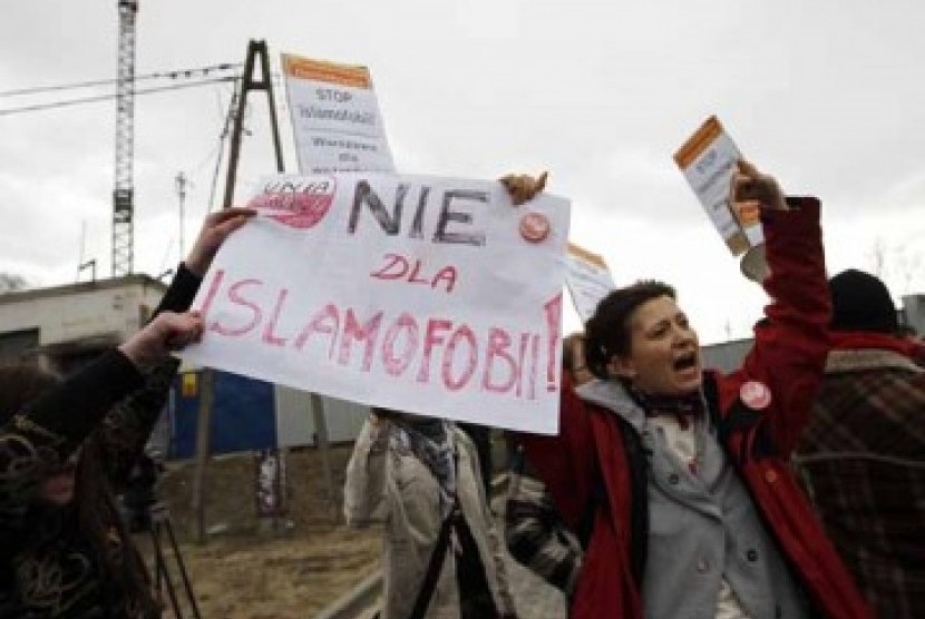 Kelompok yang tidak setuju dengan gerakan anti-Islam di Polandia