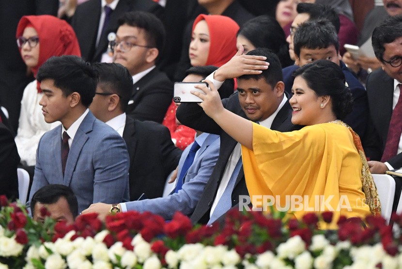 Keluaraga Presiden Joko Widodo mengikuti upacara pelantikan Presiden dan Wakil Presiden di Gedung Nusantara, kompleks Parlemen, Senayan, Jakarta, Ahad (20/10/2019).