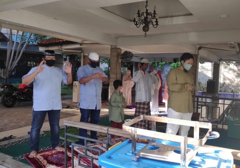 Keluarga alm Purnawiran TNI Mayor Jenderal H Achmadi menggelar shalat Idul Fitri berjamaah di rumah, di Jl Dur Raya, Kebon Jeruk, Jakarta Barat. 