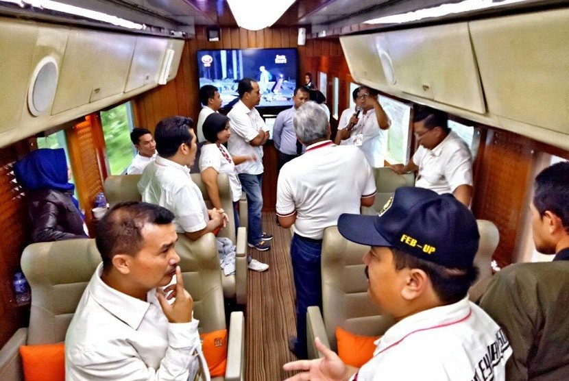 Keluarga Alumni Fakultas Ekonomi dan Bisnis Universitas Pancasila (FEB-UP) menggelar rapat kerja di atas kereta