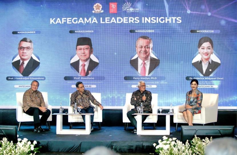 Talkshow: KAFEGAMA LEADERS INSIGHT yang menghadirkan tiga begawan ekonomi nasional yaitu Prof Boediono (kedua kiri), Prof J Soedradjad Djiwandono (kedua kanan), dan Gubernur BI Perry Warjiyo (kiri)