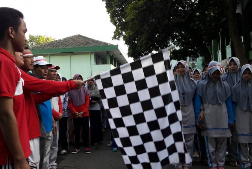 Keluarga Alumni  Walisongo menggelar jalan sehat kebangsaan di kampus UIN Walisongo Semarang, Sabtu (13/5)