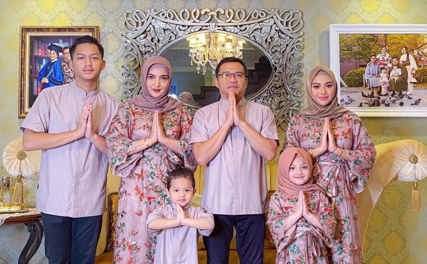 Meski merayakan Idul Adha di tengah pandemi, tak mengurangi niat Ashanty dan keluarga untuk menunaikan ibadah qurban (Foto: Keluarga Anang & Ashanty (Foto: Instagram @ashanty)
