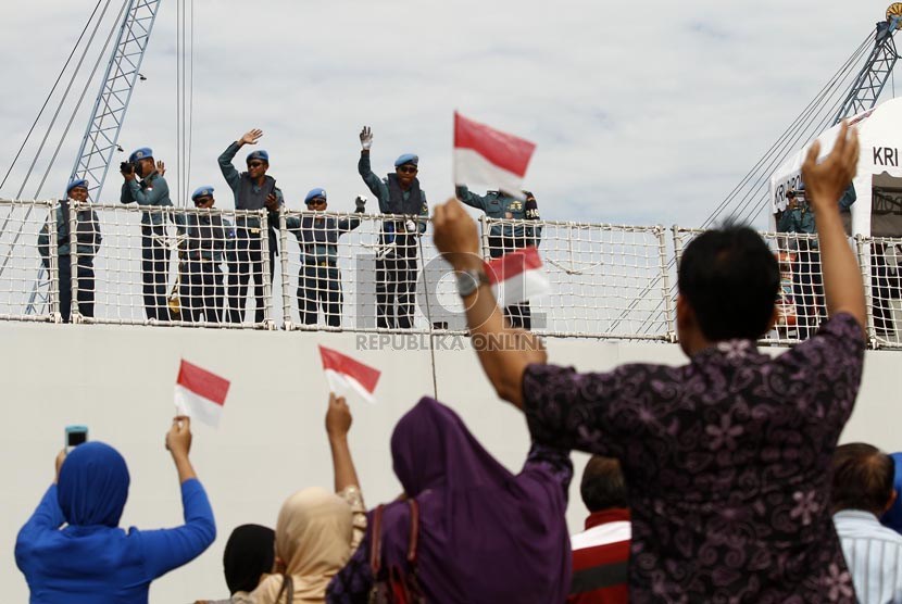  Keluarga anggota Satgas Maritim TNI Kontingen Garuda XXVIII menghadiri apel pemberangkatan di Dermaga Kolinlamil, Tanjung Priok, Jakarta Utara, Senin (11/3).(Republika/Adhi Wicaksono)