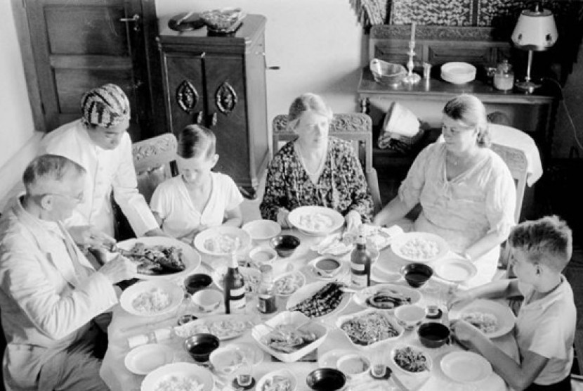 Keluarga asal Belanda sedang menikmati makanan. 1936 