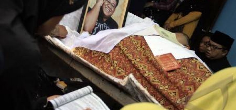 Keluarga berada di sebelah jenazah Syamsul Efendi alias Ade Namnung di rumah duka kawasan Pondok Bambu, Jakarta, Selasa (31/1). 