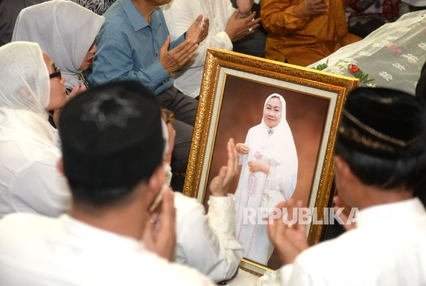  Keluarga bersama para tamu melakukan doa bersama di depan jenazah almarhumah Tutty Alawiyah di Pondok Gede, Bekasi, Rabu (4/5).(Republika/Wihdan Hidayat)