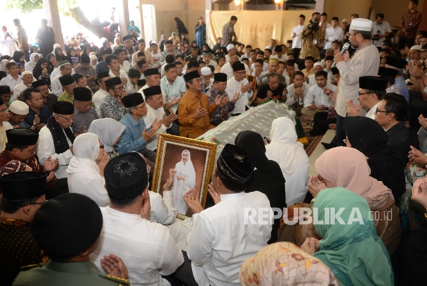 Keluarga bersama para tamu melakukan doa bersama di depan jenazah almarhumah Tutty Alawiyah di Pondok Gede, Bekasi, Rabu (4/5).(Republika/Wihdan Hidayat)