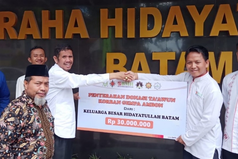 Keluarga besar Hidayatullah Batam menyerahkan bantuan kepada Laznnas BMH Kepri untuk disalurkan kepada korban gempa Ambon.