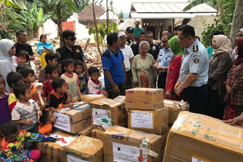 Keluarga Besar Imigrasi (KBI) Pusat Ditjen Imigrasi menyalurkan bantuan kepada warga terdampak bencana di Lombok Barat, Nusa Tenggara Barat (NTB), pada Senin (3/9).