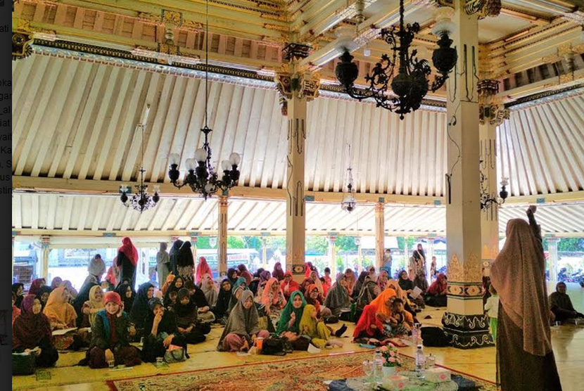 Keluarga Besar Kajian Annisa Yogjakarta bersama dengan Pengajian Keluarga Sakinah Yogjakarta menggelar kegiatan Be Trully Muslimah With Islam Kaffah, Ahad (26/1/2020).